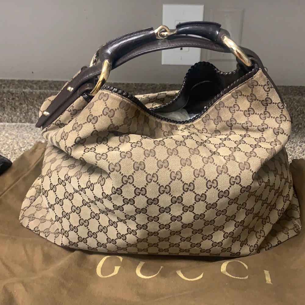 Authentic Gucci Medium Size Shoulder Handbag. - image 4
